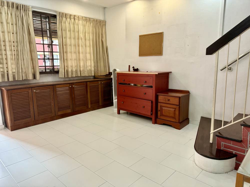 Spacious Sin Ming maisonette living area